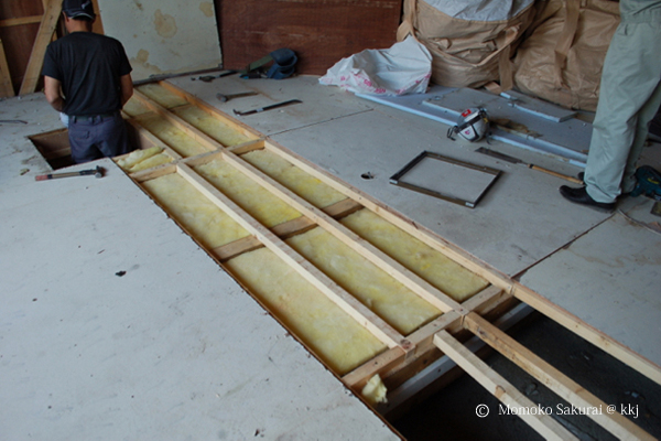 １階の床の断熱工事。この上にポリフィルムを敷いて気密テープで止め、下地の構造用合板を敷き、仕上げする。